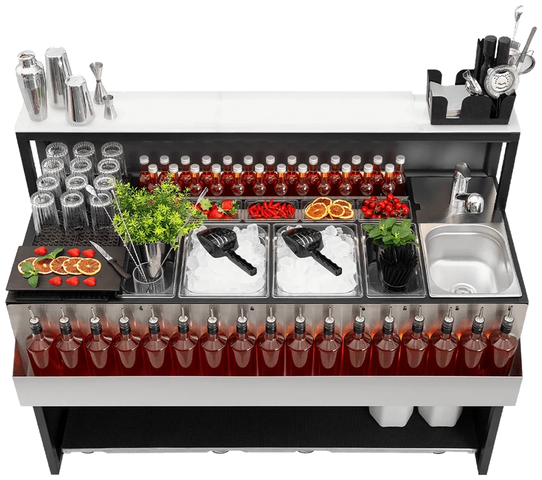 La estación de barman portátil equipada: cubetas con hielo y guarniciones, botellas en el speed rack, vasos
