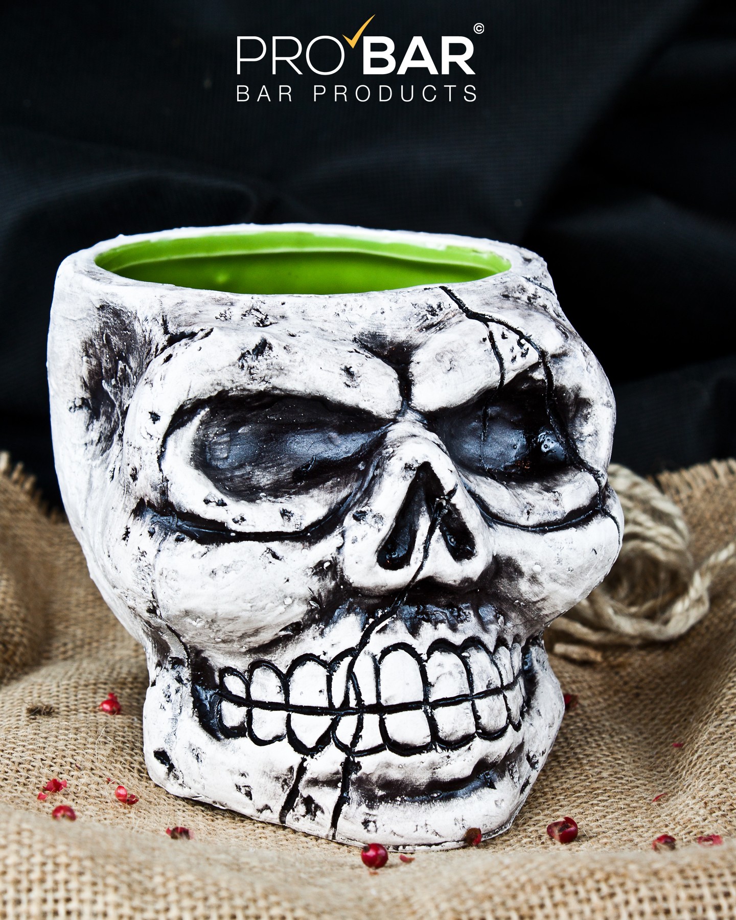 taza calavera Skull Stone de 50 cl, calavera entera blanca con efecto piedra y huecos y grietas en negro