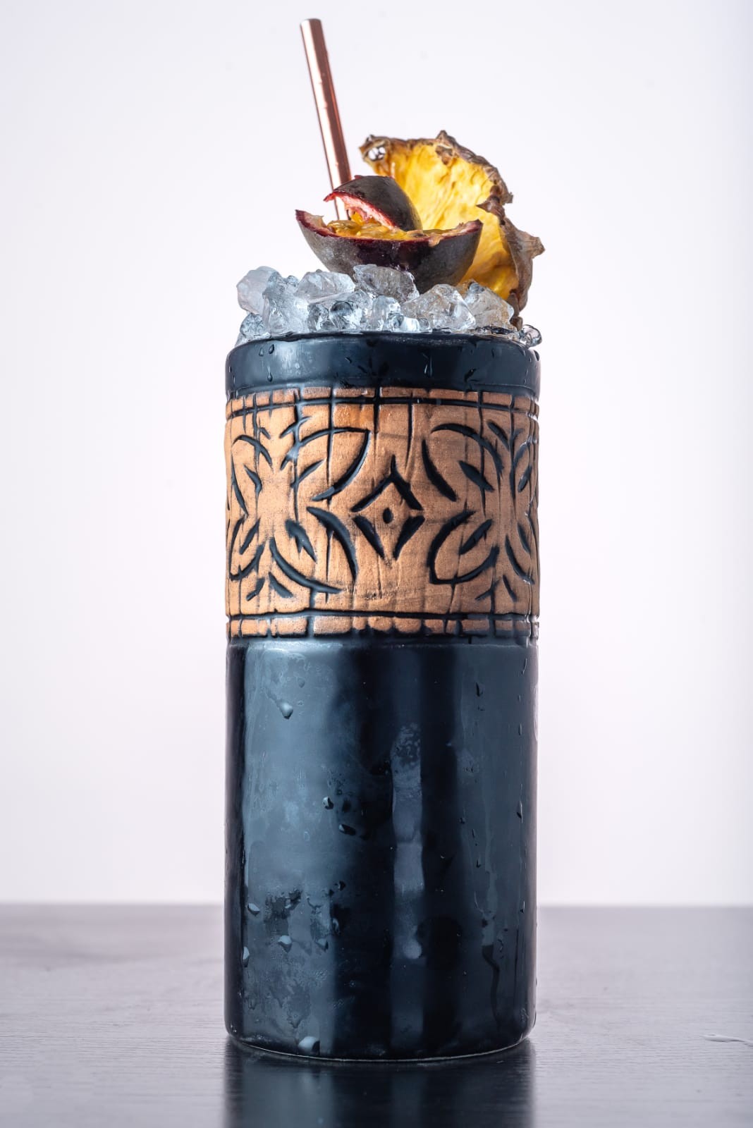 Vaso tumbler tiki negro 40 cl, cerámica pintada a mano