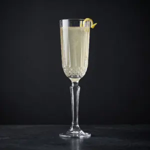 copa de cava Diony de Pasabahce de 12,5 cl con estrías verticales, relieve de diamante y tallo largo