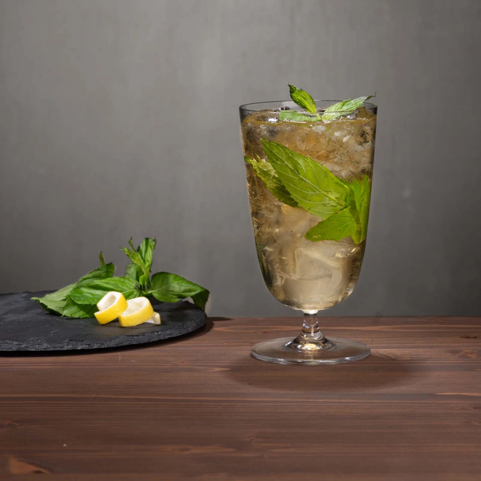 vaso highball Bargiani de NUDE de 37 cl con un combinado con hierbabuena
