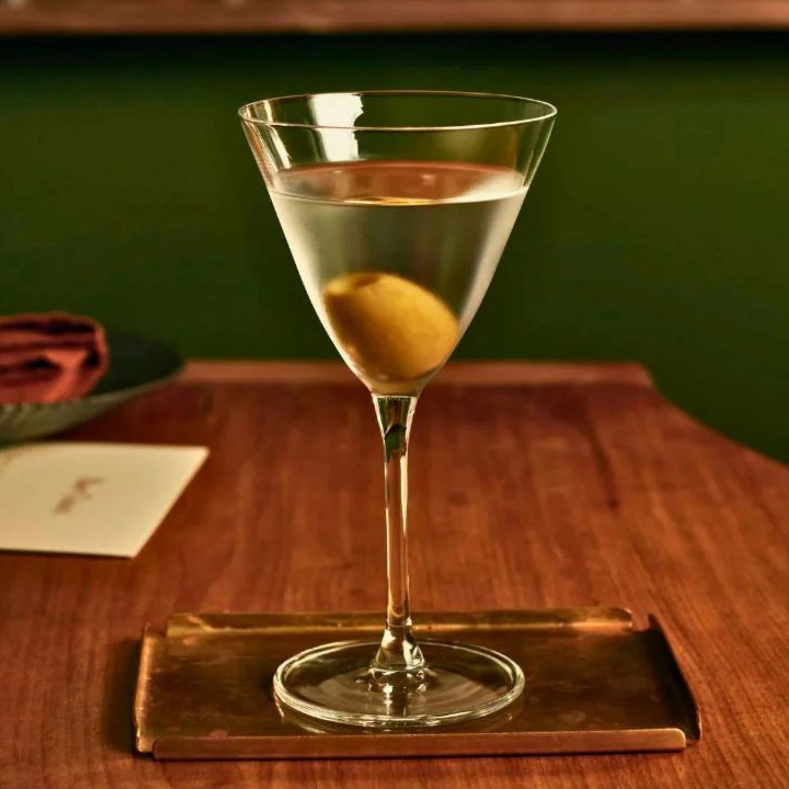 copa de martini Bargiani de NUDE de 19 cl con un Martini y una aceituna