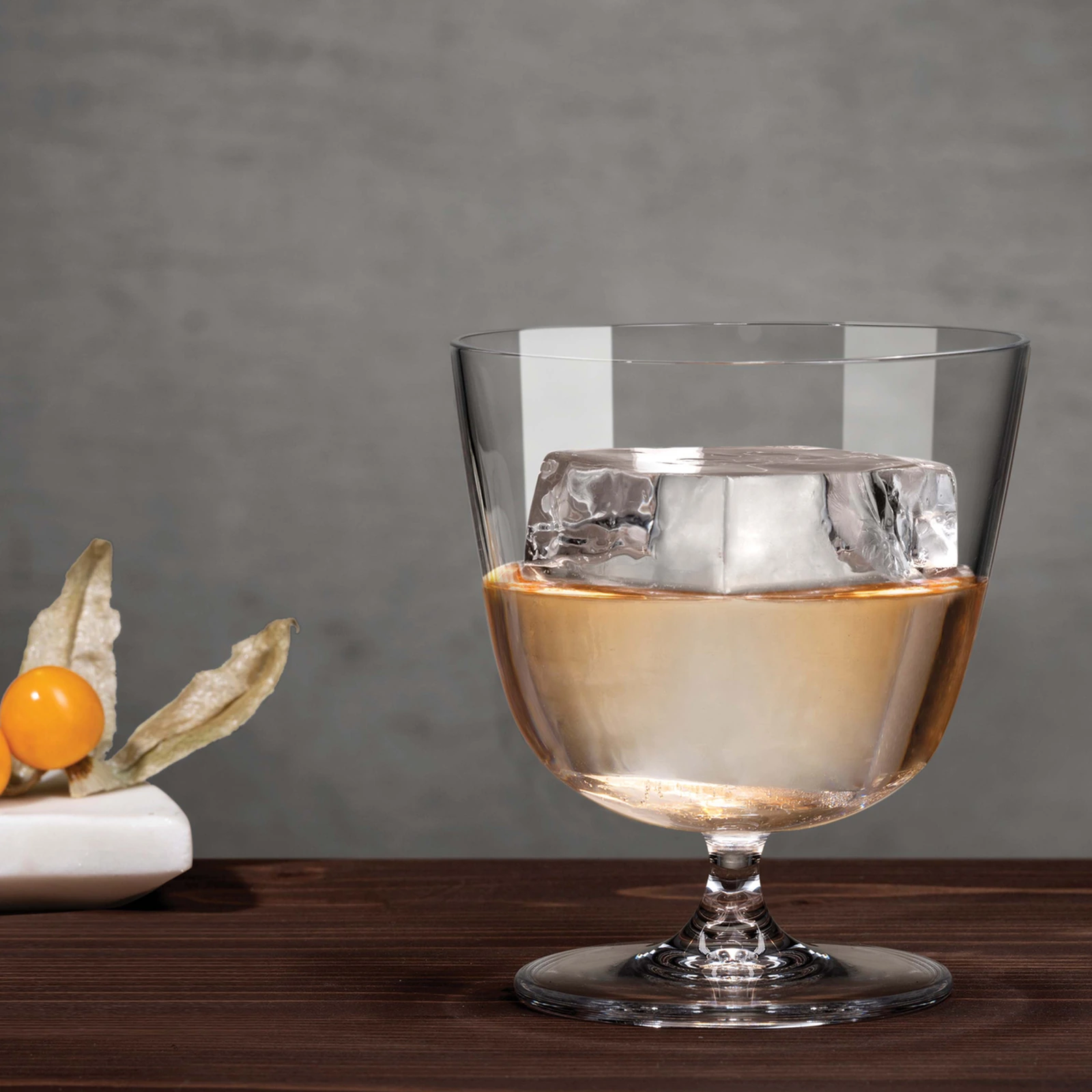vaso old fashioned Bargiani de NUDE de 32 cl con cuerpo ancho sobre pie corto, servido con un cóctel