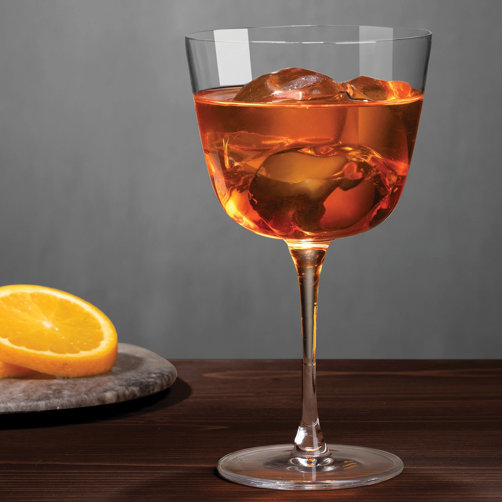 copas de cóctel Bargiani de NUDE de 33 cl con tallo, servida con un spritz y hielo