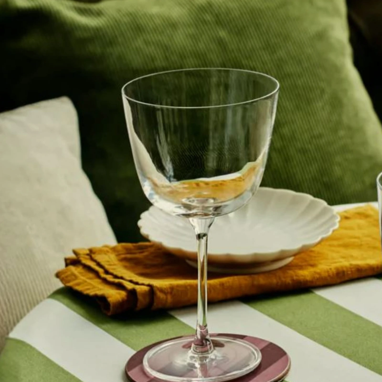 copa de spritz Bargiani de NUDE de 33 cl con un cóctel sobre la mesa