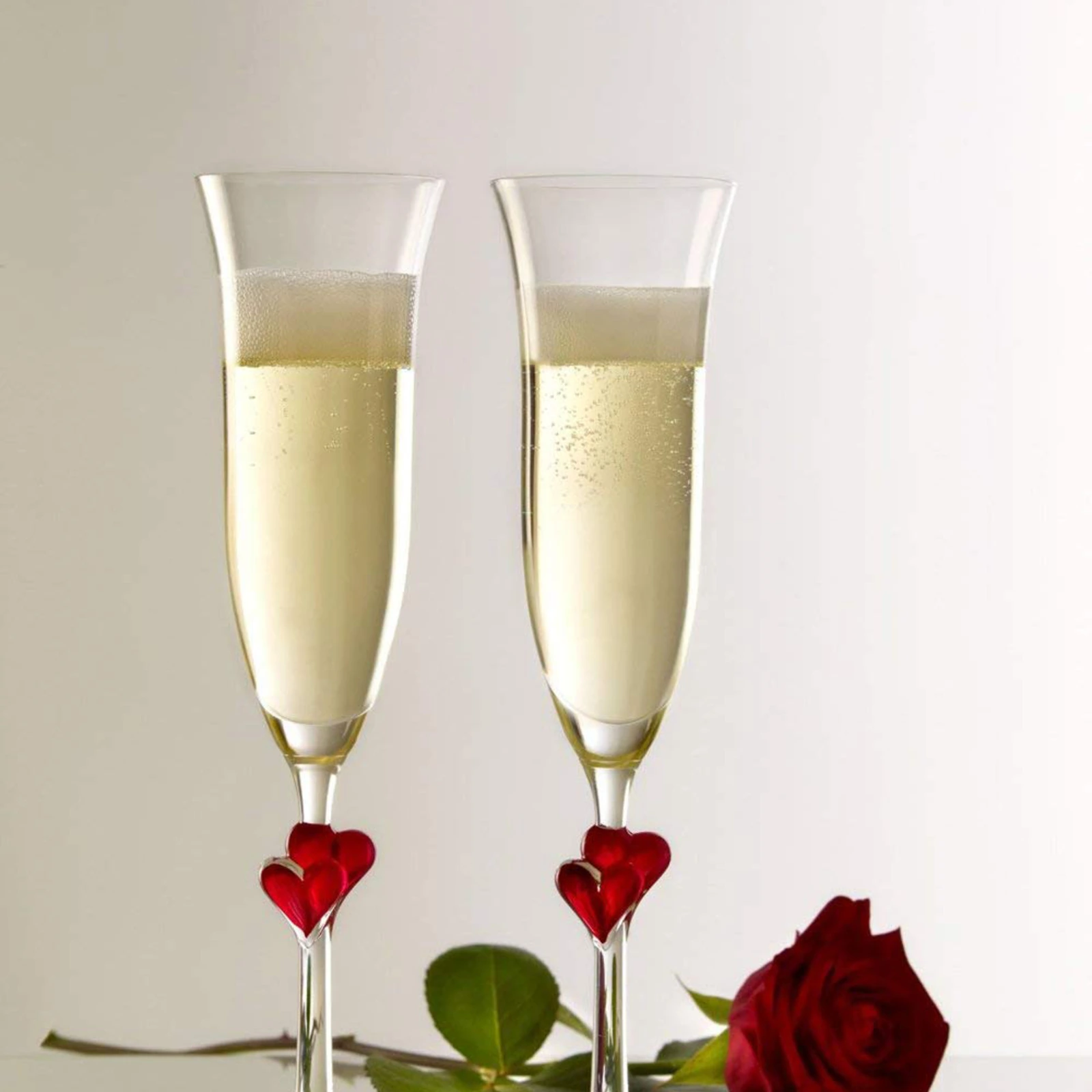set de 2 copas flauta L'Amour de Stölzle Lausitz de 17,5 cl, detalle del corazón rojo en el tallo