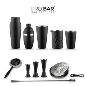 kit coctelería negro mate The Bars: las 12 piezas sobre la superficie de trabajo