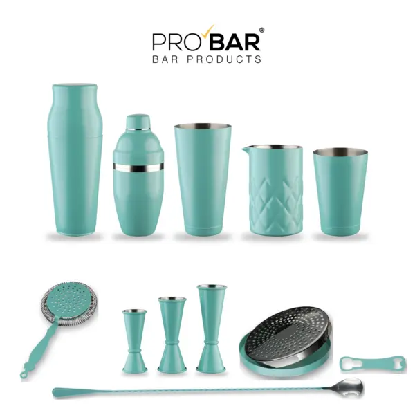 kit cocktail verde Tiffany The Bars: las 12 piezas sobre la superficie de trabajo
