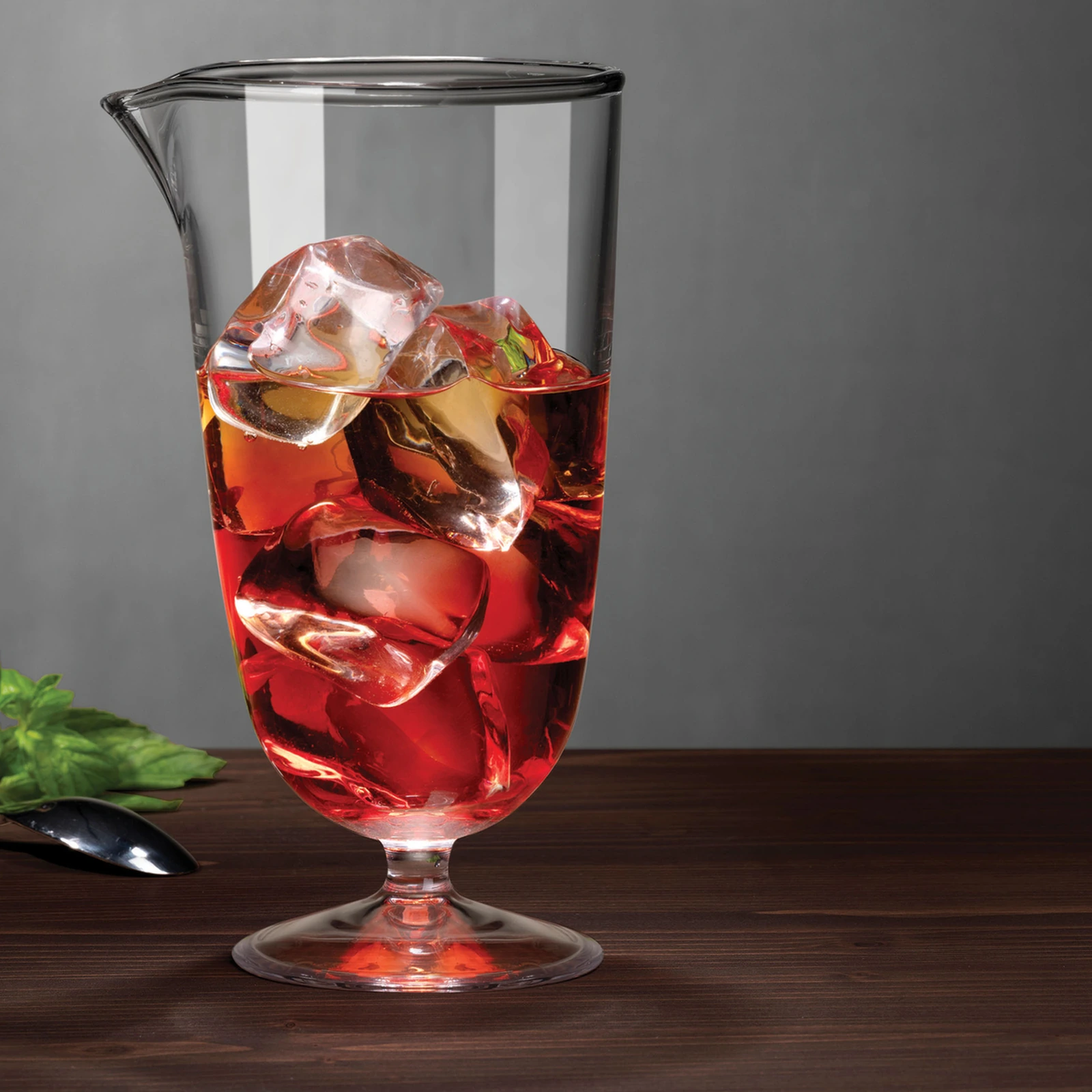 vaso mezclador Bargiani de NUDE de 53 cl con pie y pico vertedor, con un cóctel