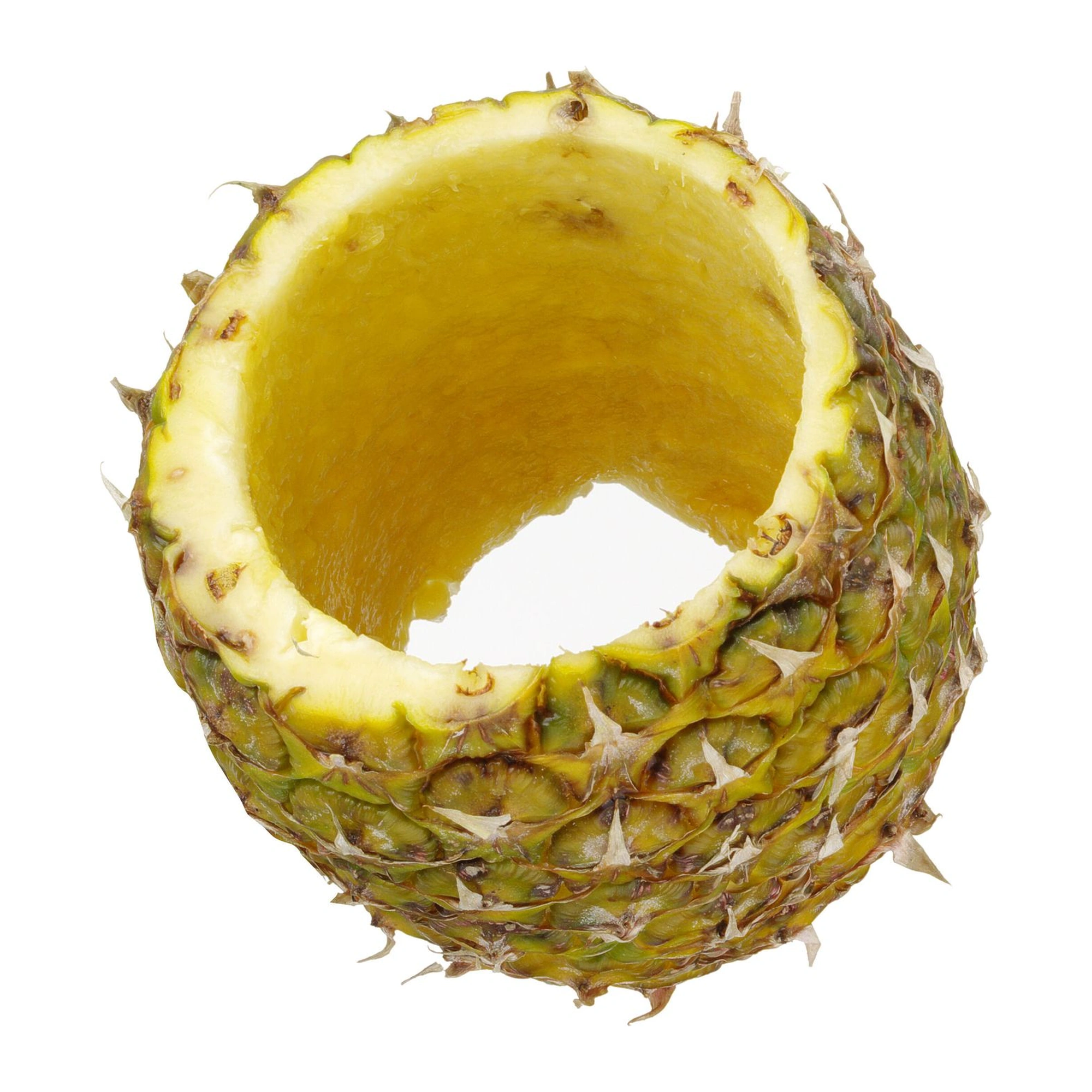 pelador de piña: la cáscara vacía de la piña, entera, lista para llenar